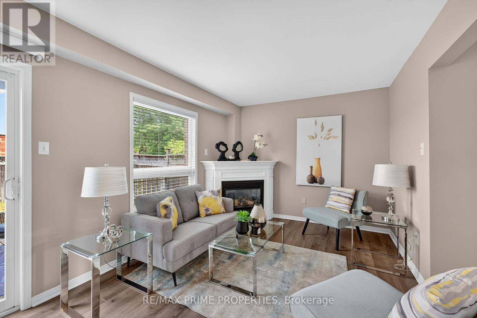 63 Lilly Mckeowan Crescent, East Gwillimbury (Mt Albert), Ontario  L0G 1M0 - Photo 9 - N12404853
