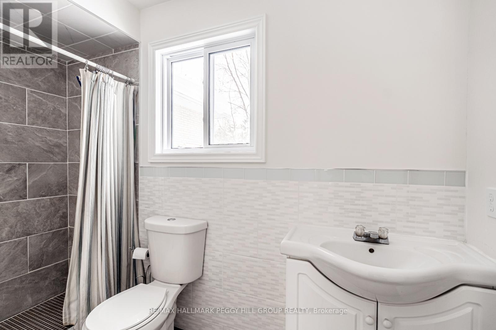 5853 Yonge Street, Innisfil, Ontario  L0L 1K0 - Photo 14 - N12404893