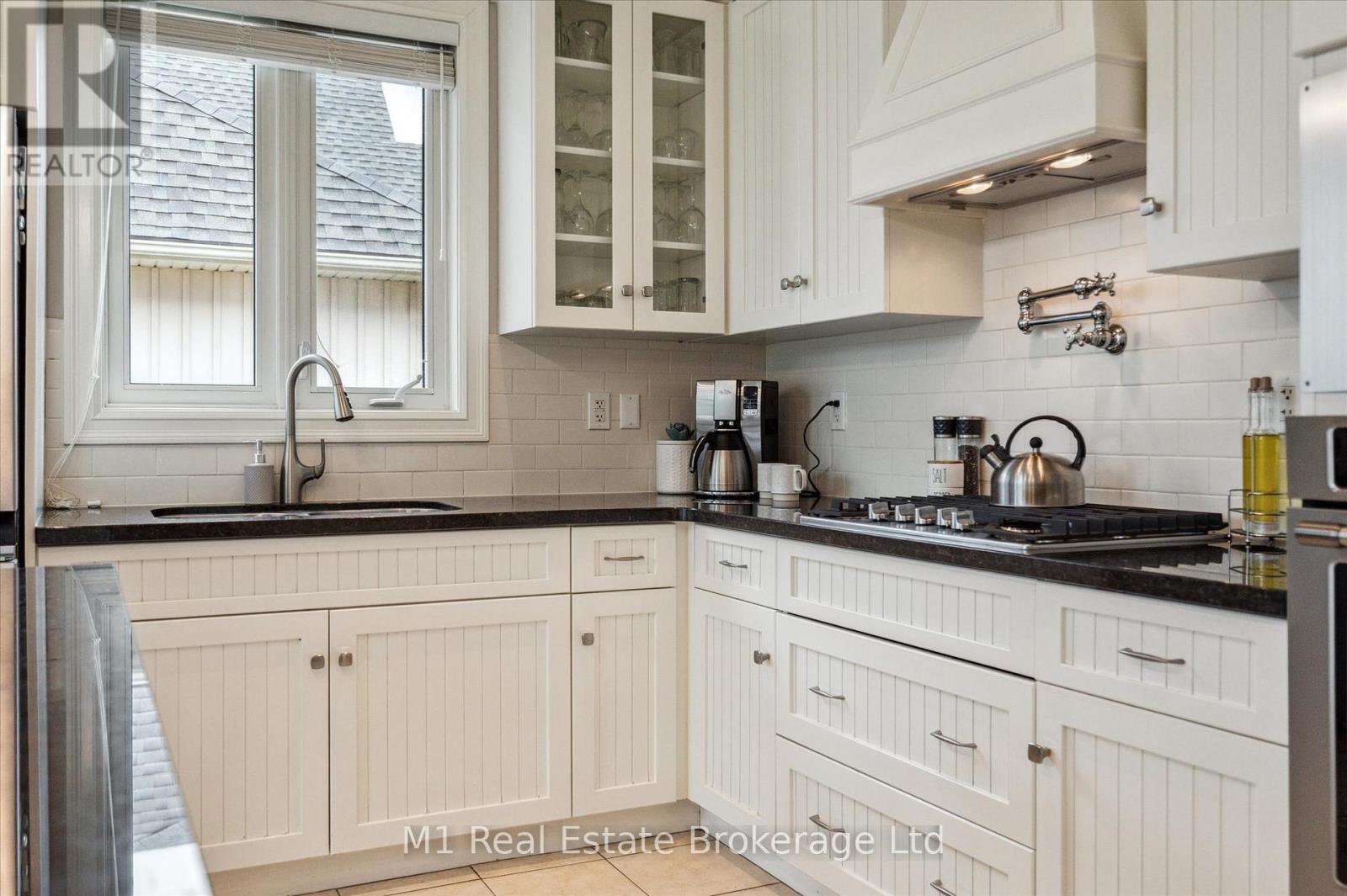 94 Aberfoyle Mill Crescent, Puslinch, Ontario  N1H 6H9 - Photo 16 - X12323932