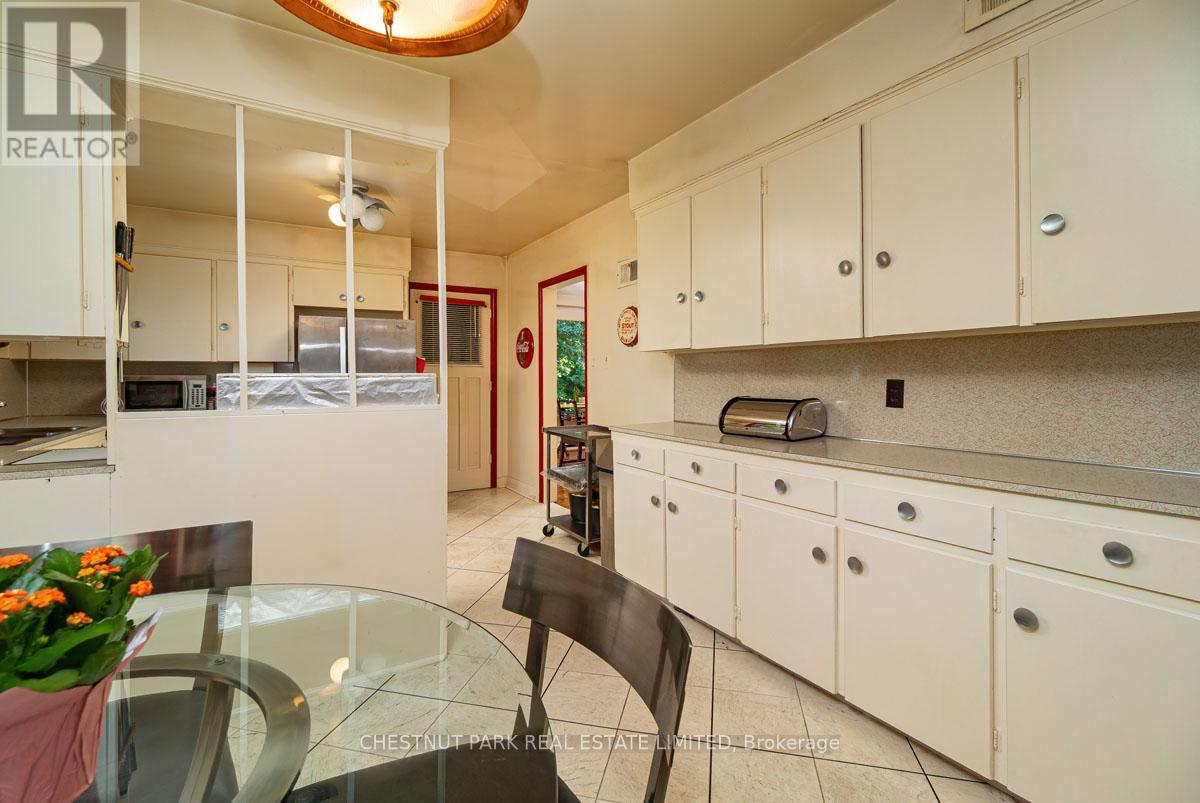 229 Owen Boulevard, Toronto, Ontario  M2P 1G9 - Photo 14 - C12405007