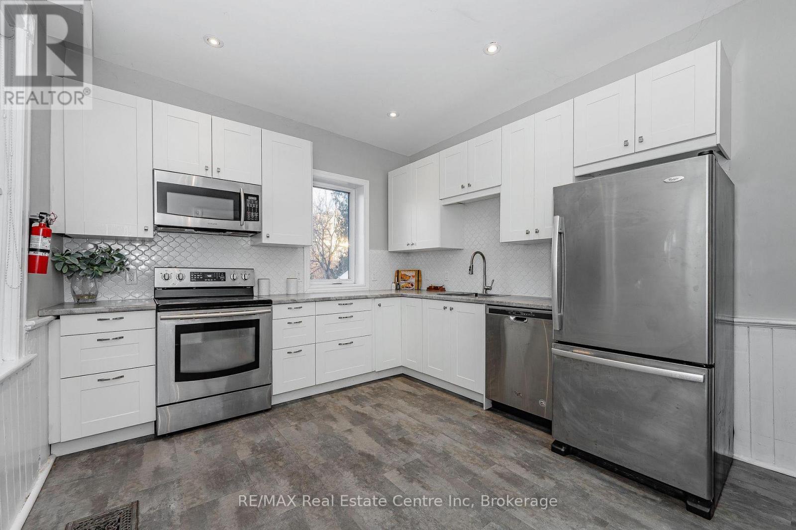 103 Surrey Street E, Guelph (Downtown), Ontario  N1H 3P7 - Photo 6 - X12405145