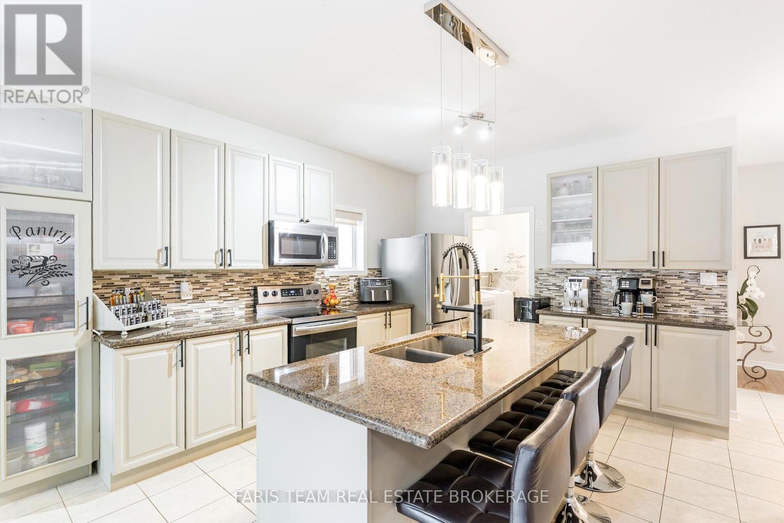 10 Westminster Circle, Barrie (Innis-Shore), Ontario  L4M 0A3 - Photo 3 - S12404980