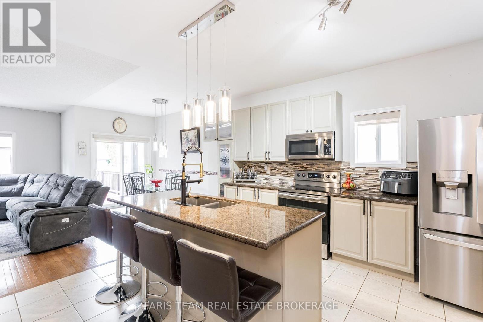 10 Westminster Circle, Barrie (Innis-Shore), Ontario  L4M 0A3 - Photo 4 - S12404980