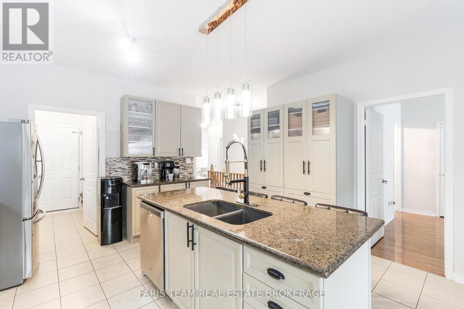 10 Westminster Circle, Barrie (Innis-Shore), Ontario  L4M 0A3 - Photo 6 - S12404980