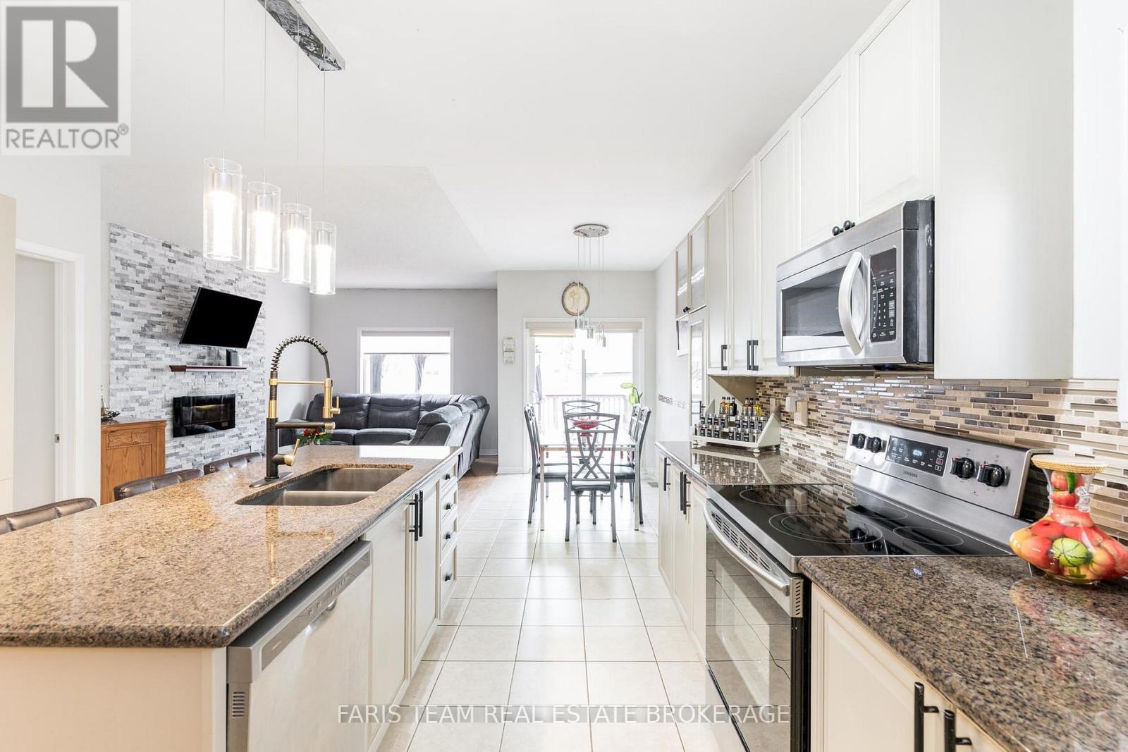 10 Westminster Circle, Barrie (Innis-Shore), Ontario  L4M 0A3 - Photo 7 - S12404980