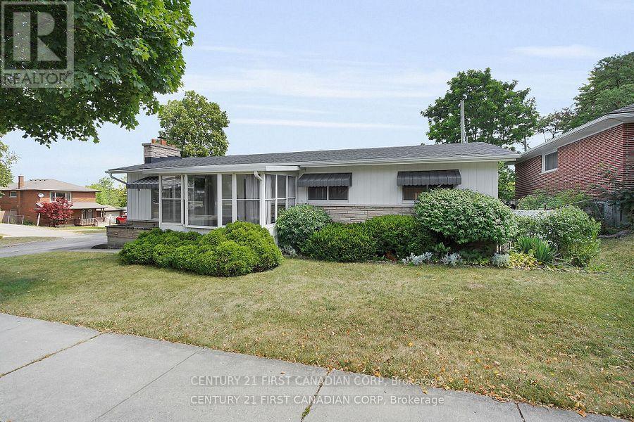 10 Frontenac Road, London South, Ontario  N5Z 3Y3 - Photo 3 - X12405055