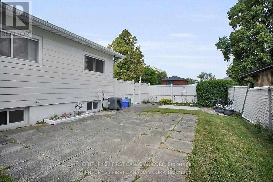 10 Frontenac Road, London South, Ontario  N5Z 3Y3 - Photo 31 - X12405055