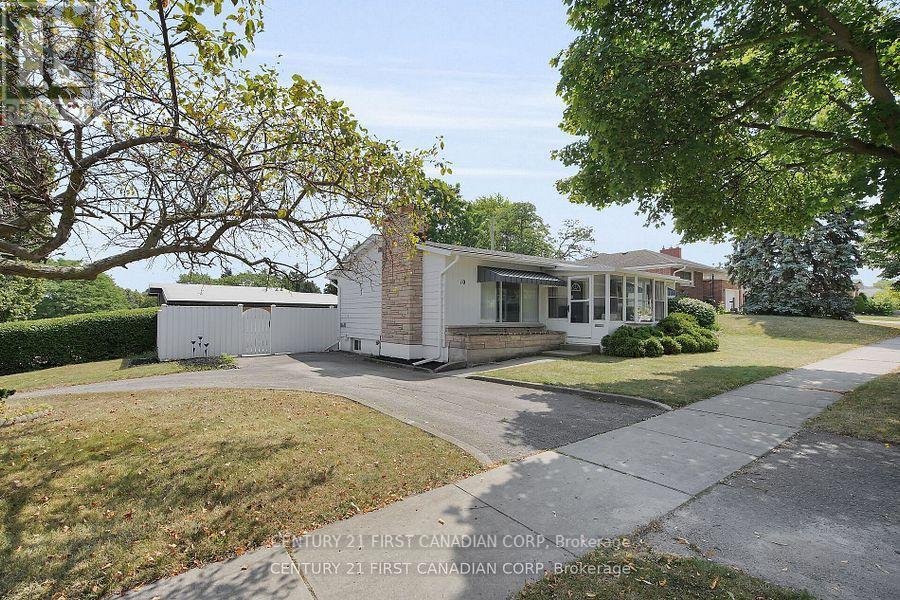10 Frontenac Road, London South, Ontario  N5Z 3Y3 - Photo 4 - X12405055