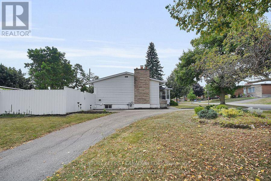 10 Frontenac Road, London South, Ontario  N5Z 3Y3 - Photo 5 - X12405055