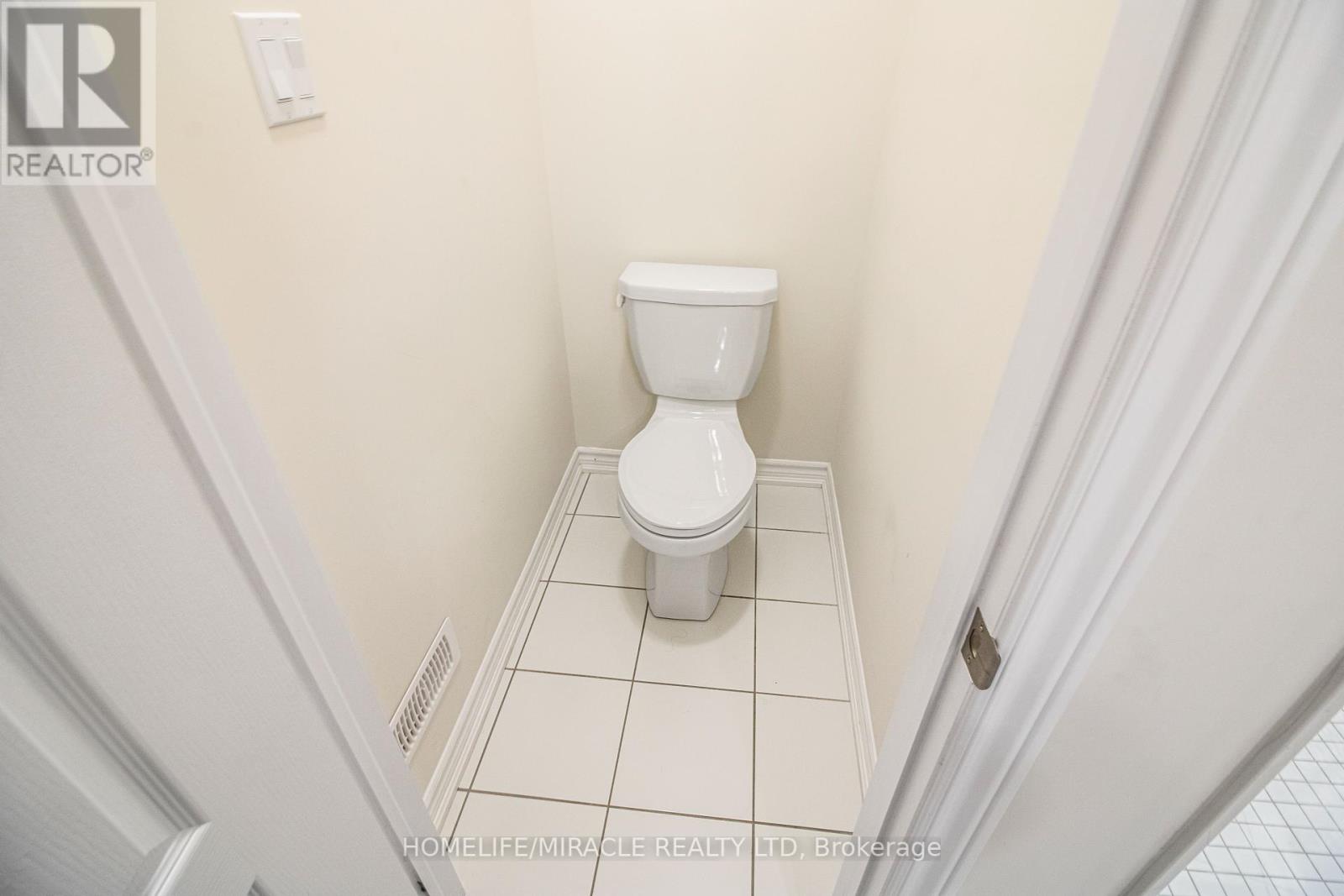 63 Lipscott Drive, Caledon, Ontario  L7C 4K1 - Photo 14 - W12396845
