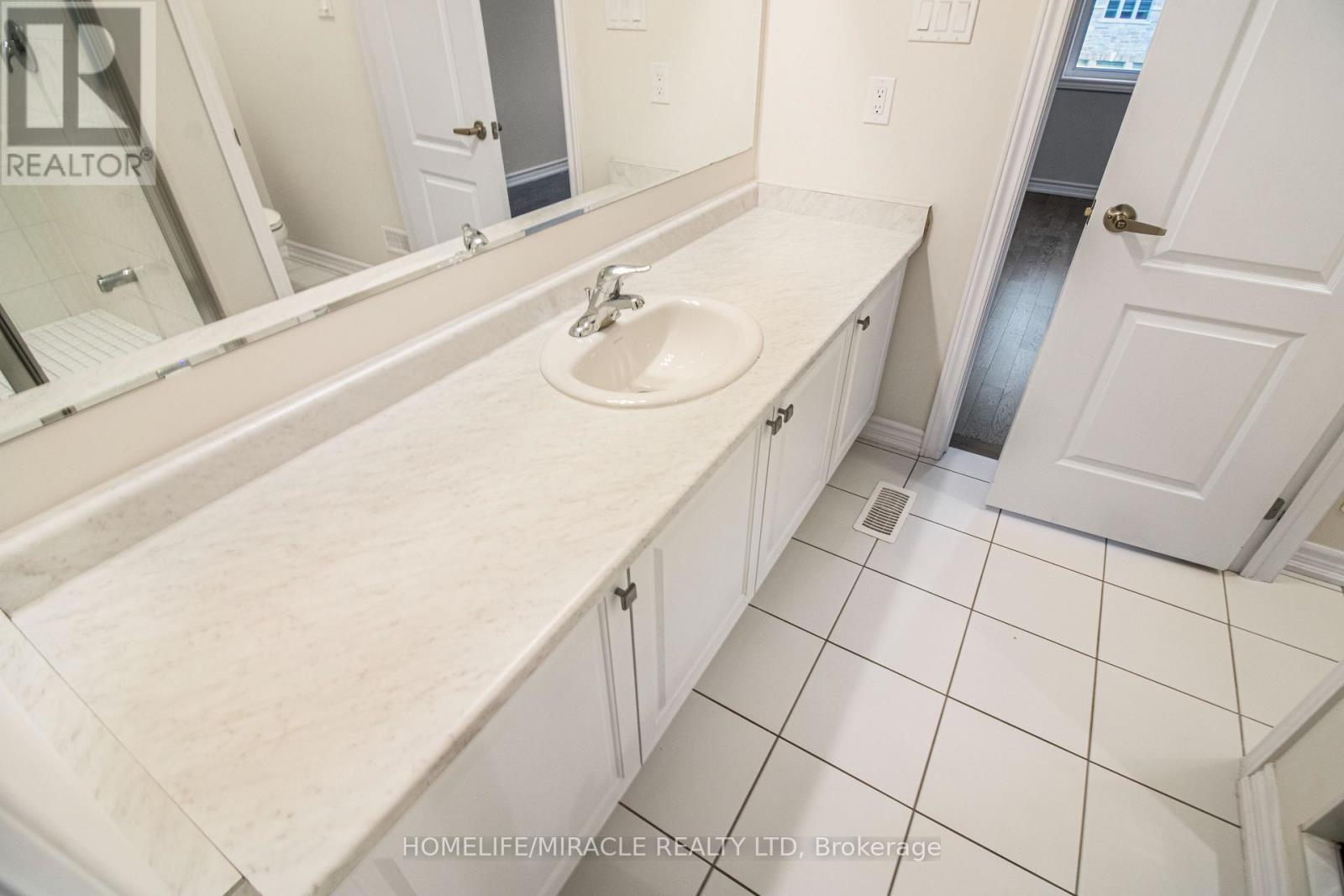 63 Lipscott Drive, Caledon, Ontario  L7C 4K1 - Photo 16 - W12396845