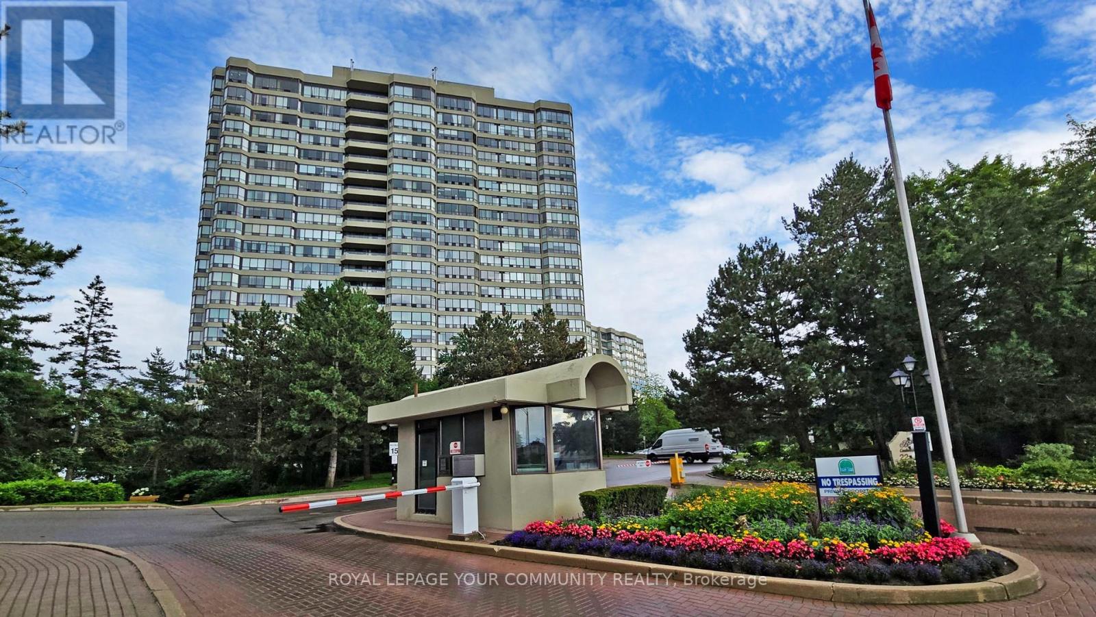 404 - 24 Hanover Road, Brampton (Queen Street Corridor), Ontario  L6S 5K8 - Photo 1 - W12405010