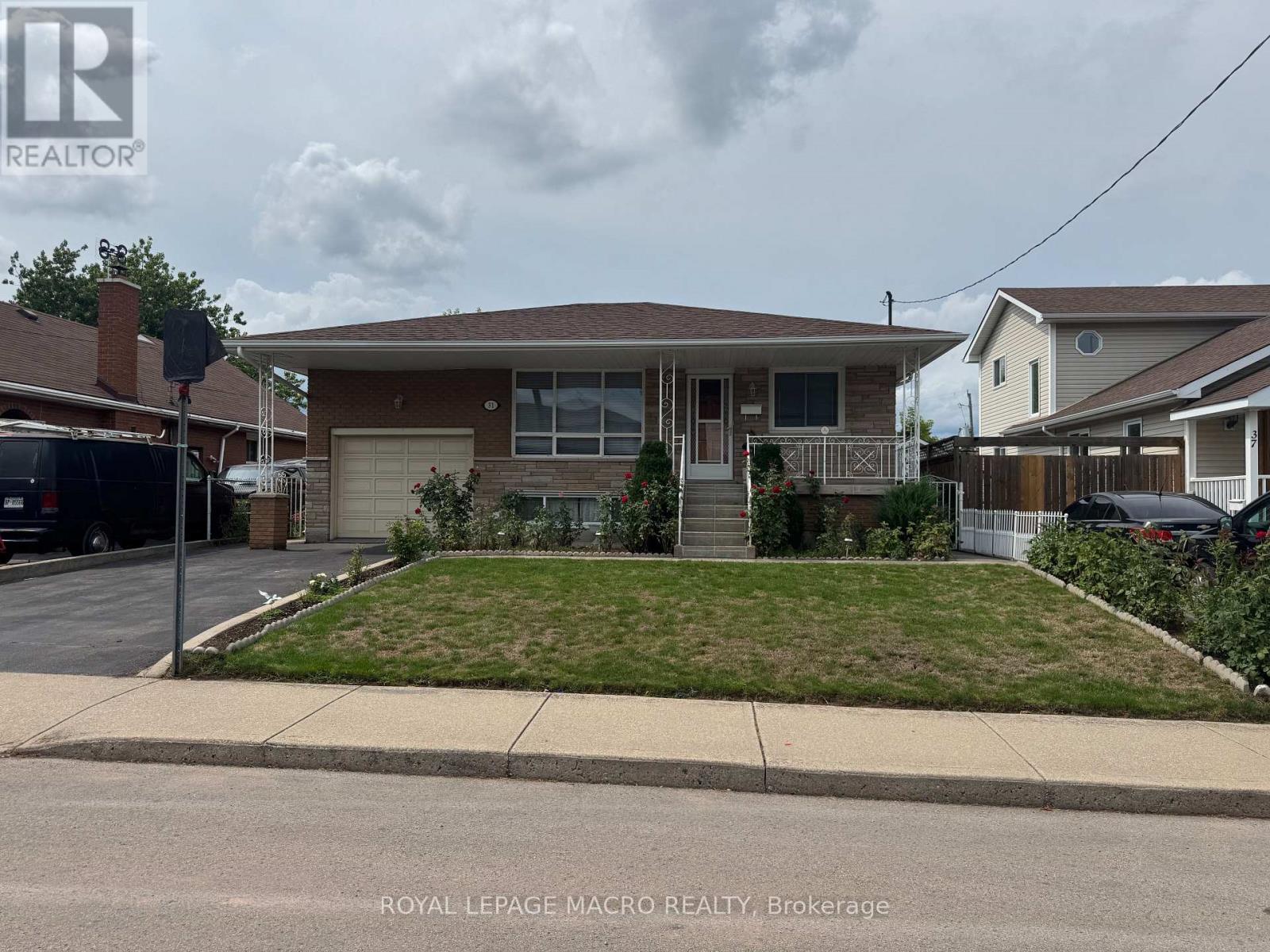 31 Adair Avenue N, Hamilton (Mcquesten), Ontario  L8H 6A5 - Photo 1 - X12405002