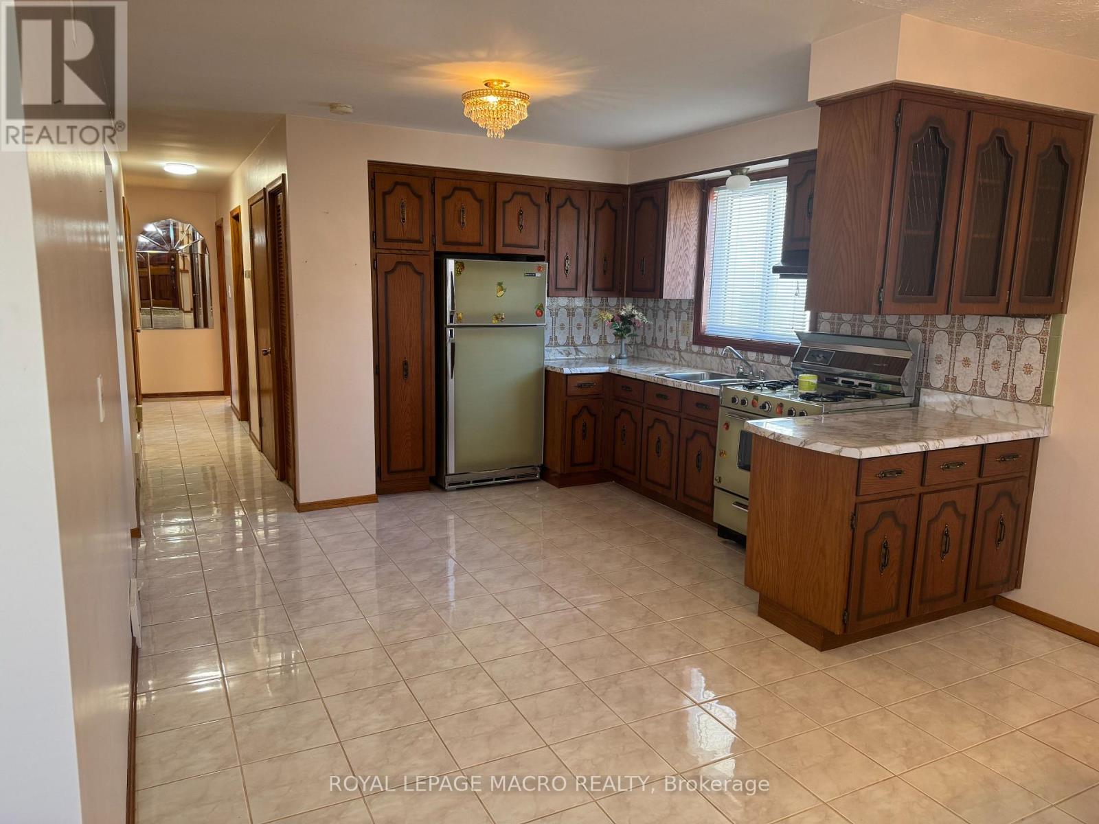 31 Adair Avenue N, Hamilton (Mcquesten), Ontario  L8H 6A5 - Photo 5 - X12405002