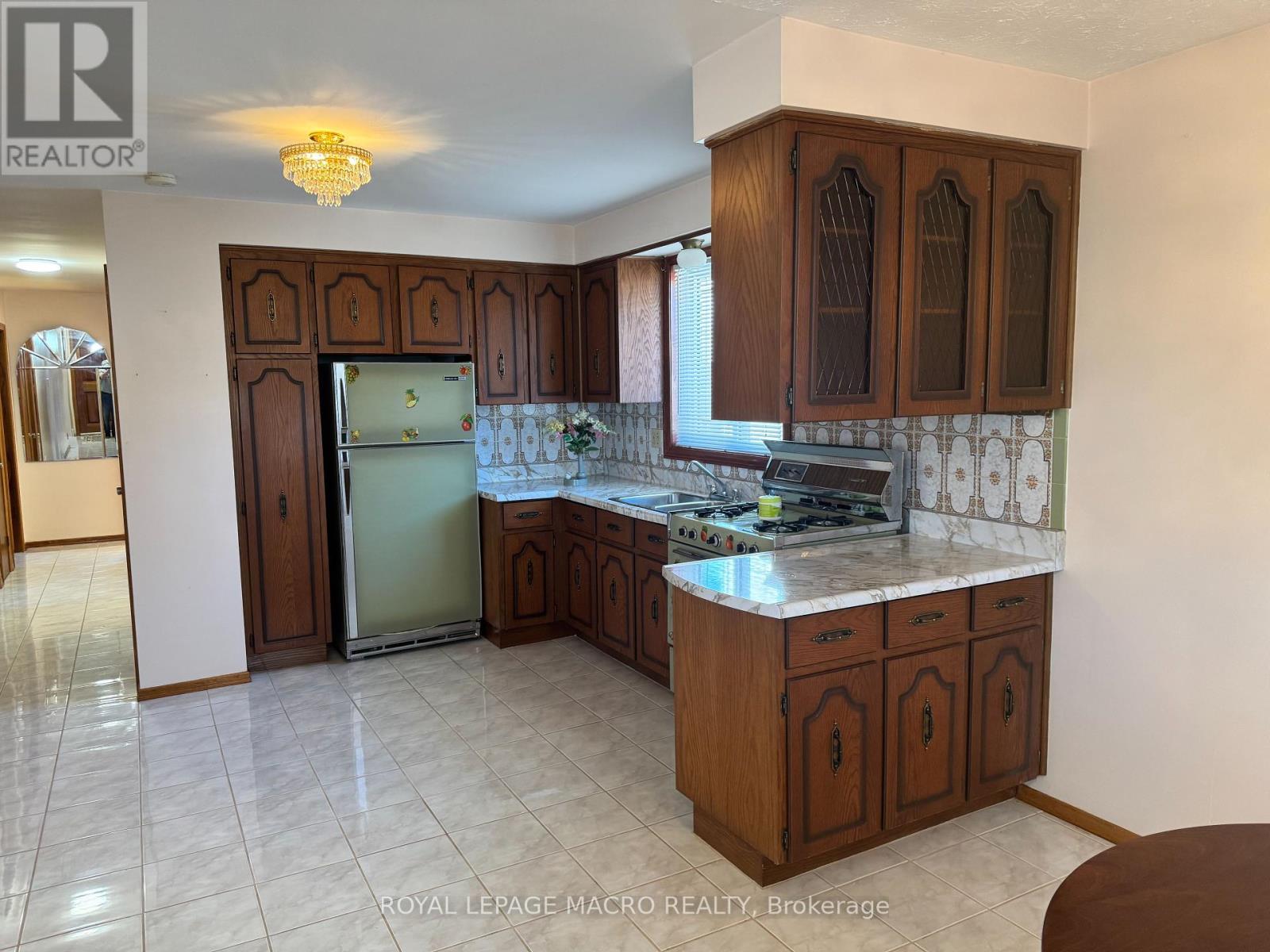 31 Adair Avenue N, Hamilton (Mcquesten), Ontario  L8H 6A5 - Photo 8 - X12405002