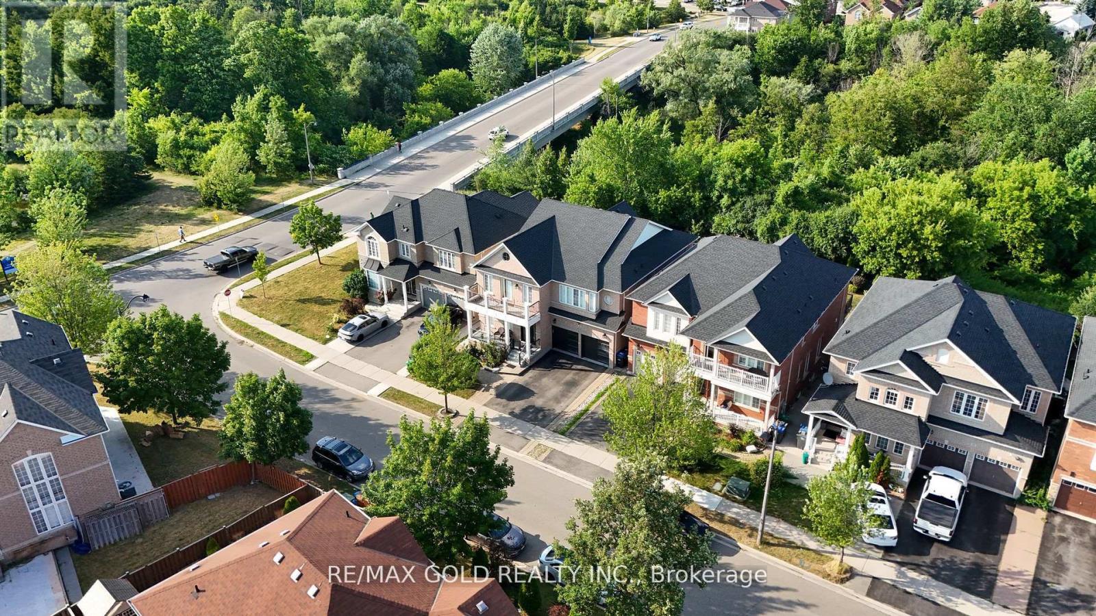 29 Tennant Drive, Brampton, Ontario  L6R 0G6 - Photo 2 - W12342509