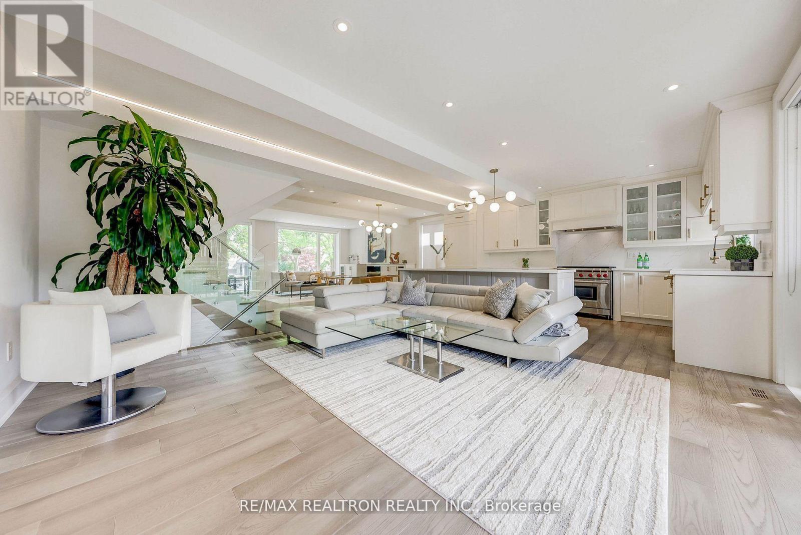 523 Briar Hill Avenue, Toronto, Ontario  M5N 1N1 - Photo 13 - C12405094