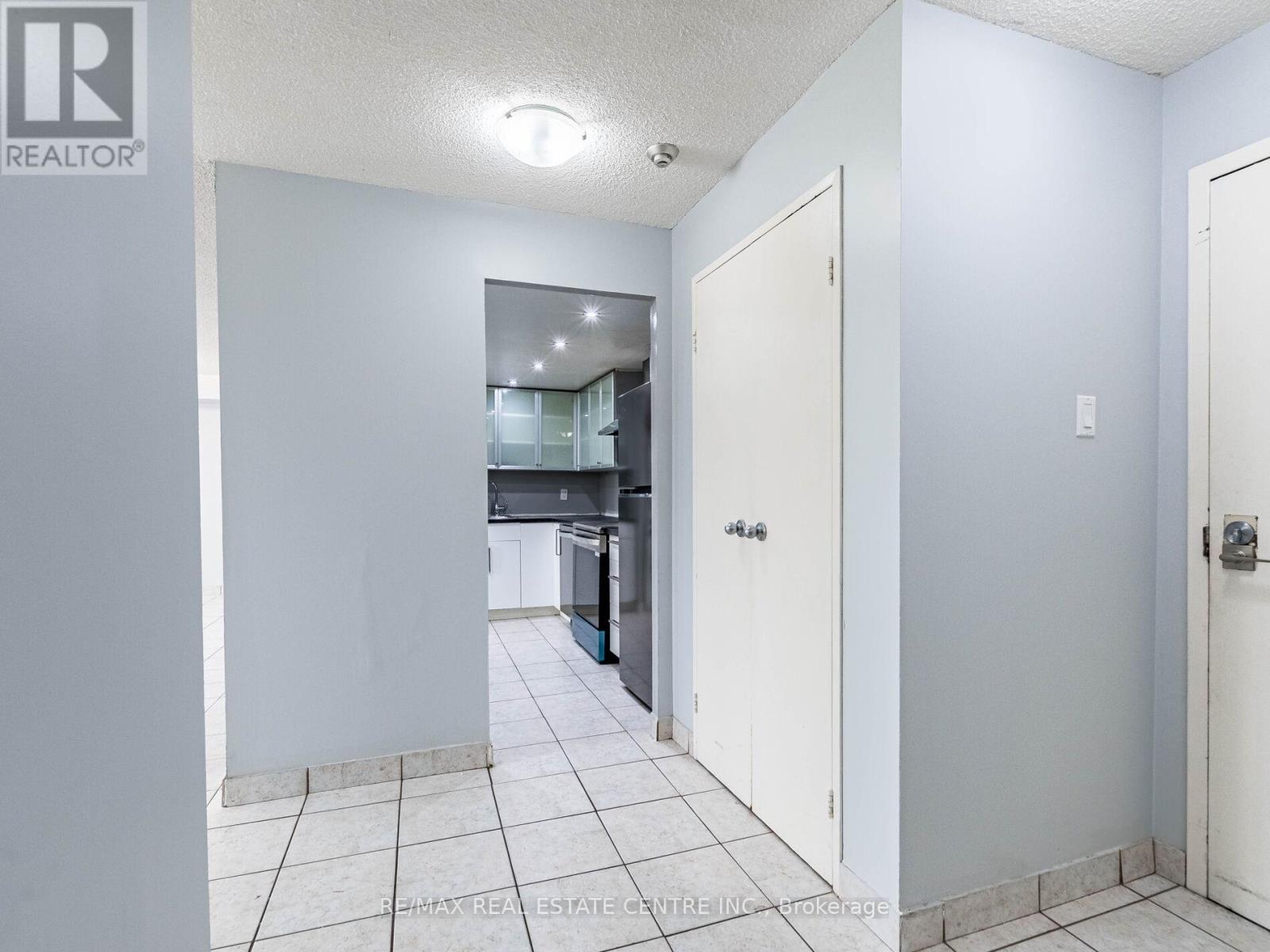 211 - 3695 Kaneff Crescent N, Mississauga (City Centre), Ontario  L5A 4B6 - Photo 10 - W12405029