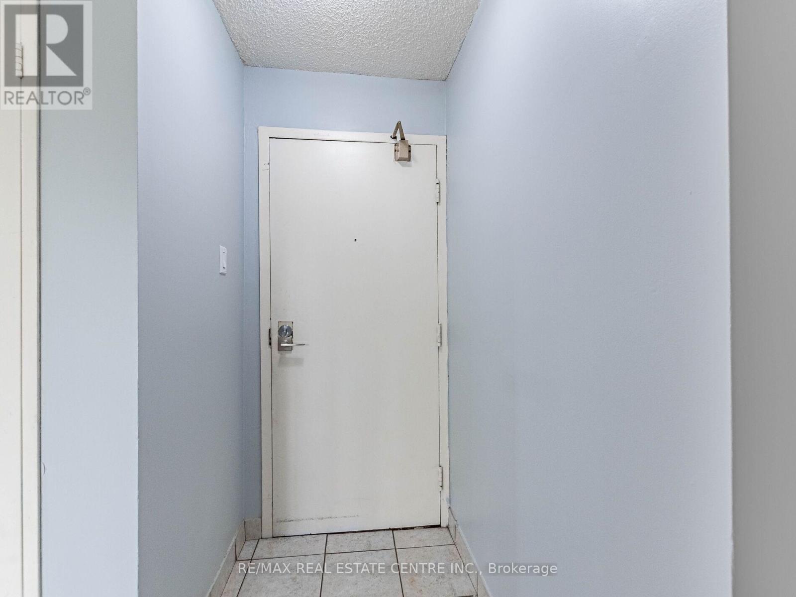 211 - 3695 Kaneff Crescent N, Mississauga (City Centre), Ontario  L5A 4B6 - Photo 11 - W12405029