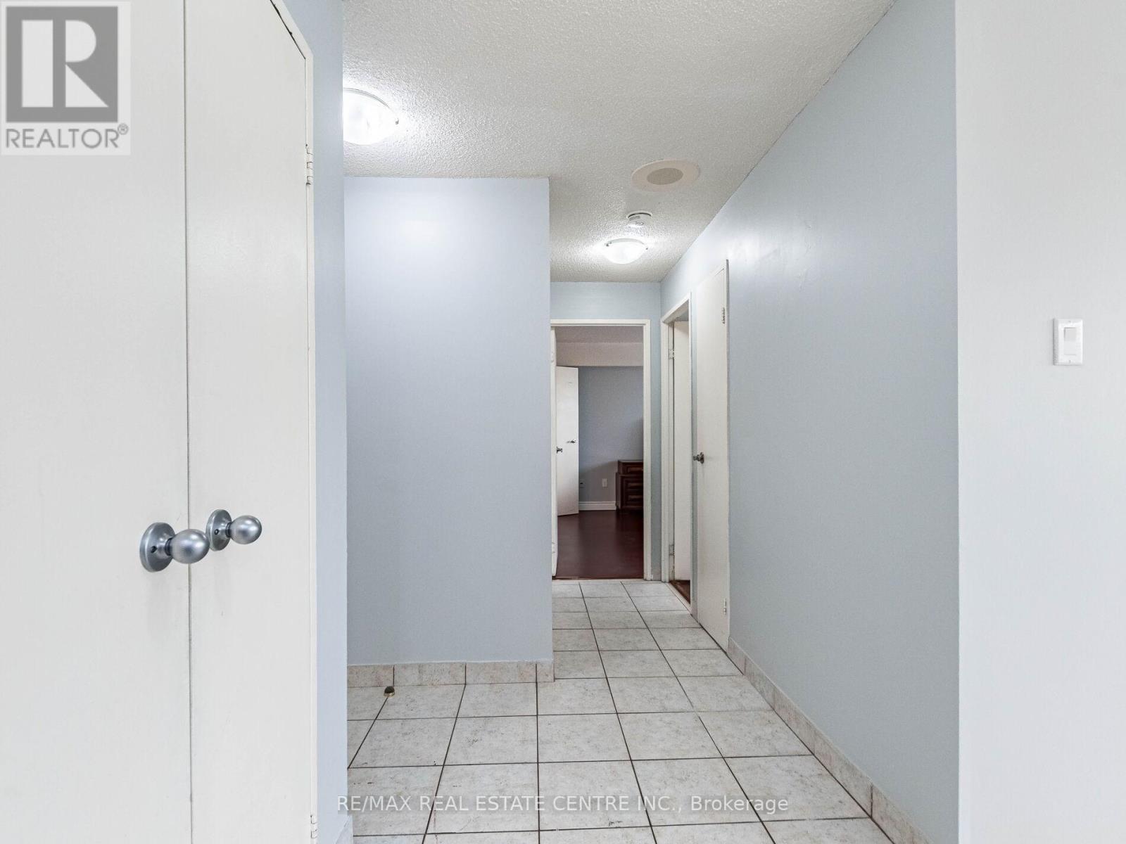 211 - 3695 Kaneff Crescent N, Mississauga (City Centre), Ontario  L5A 4B6 - Photo 12 - W12405029