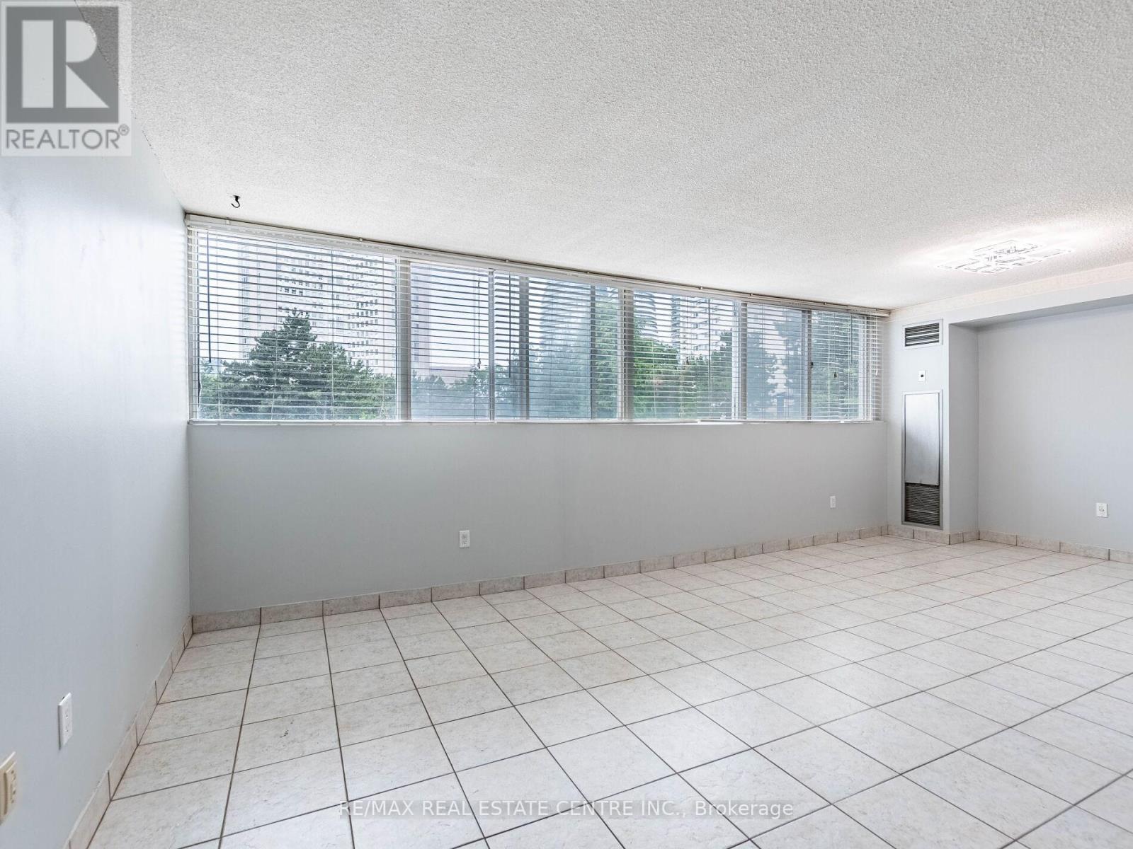 211 - 3695 Kaneff Crescent N, Mississauga (City Centre), Ontario  L5A 4B6 - Photo 13 - W12405029