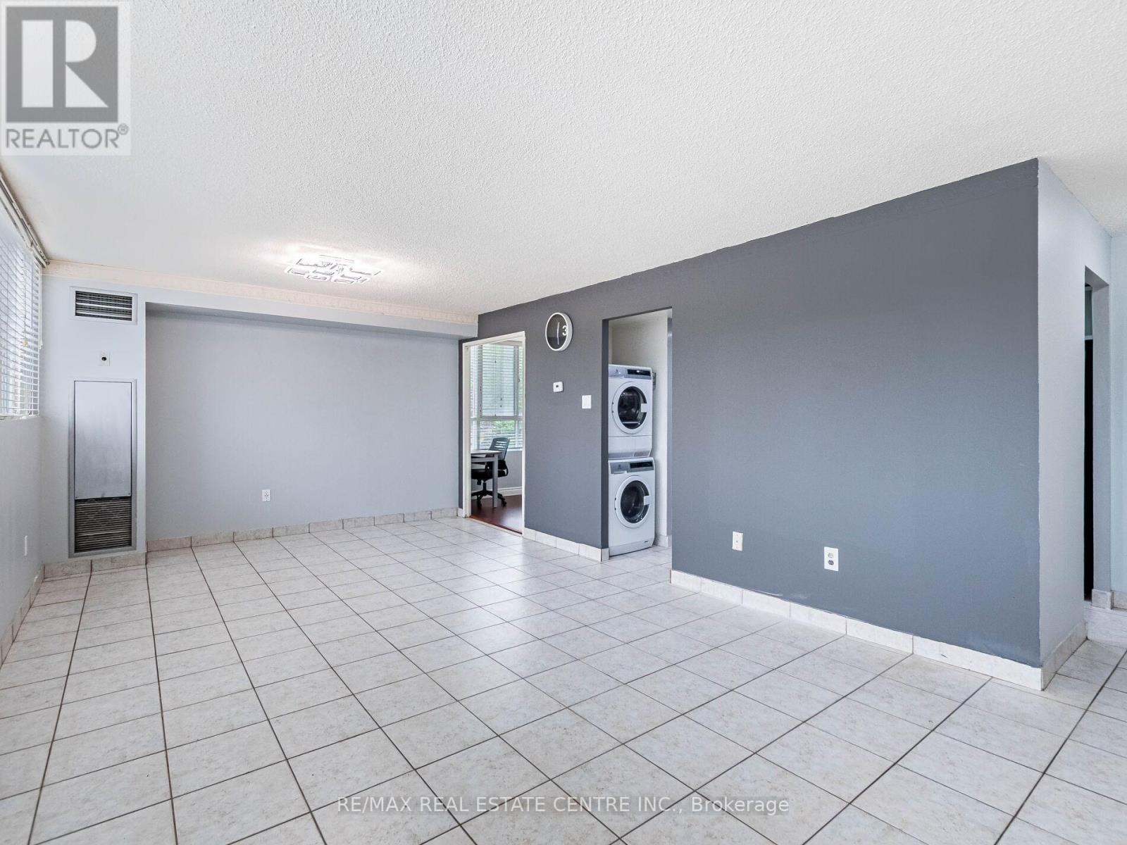 211 - 3695 Kaneff Crescent N, Mississauga (City Centre), Ontario  L5A 4B6 - Photo 14 - W12405029