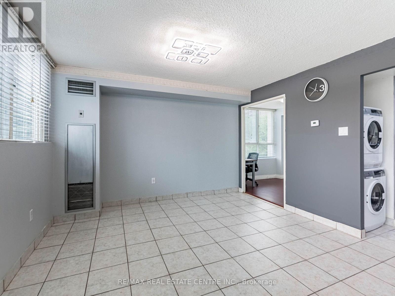 211 - 3695 Kaneff Crescent N, Mississauga (City Centre), Ontario  L5A 4B6 - Photo 15 - W12405029