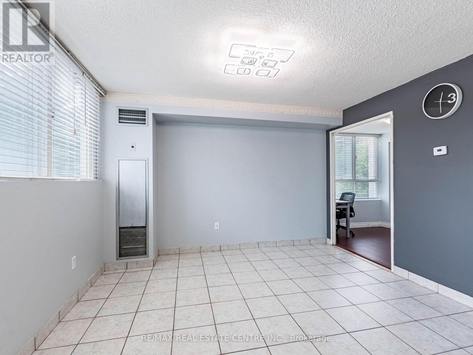 211 - 3695 Kaneff Crescent N, Mississauga (City Centre), Ontario  L5A 4B6 - Photo 16 - W12405029
