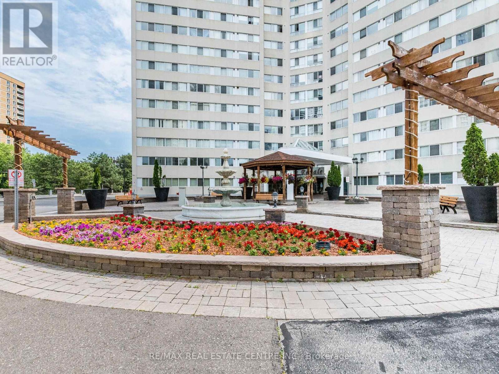 211 - 3695 Kaneff Crescent N, Mississauga (City Centre), Ontario  L5A 4B6 - Photo 2 - W12405029