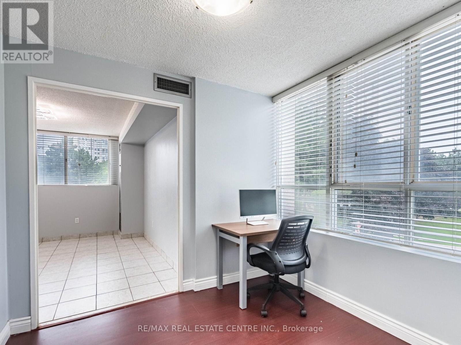 211 - 3695 Kaneff Crescent N, Mississauga (City Centre), Ontario  L5A 4B6 - Photo 21 - W12405029