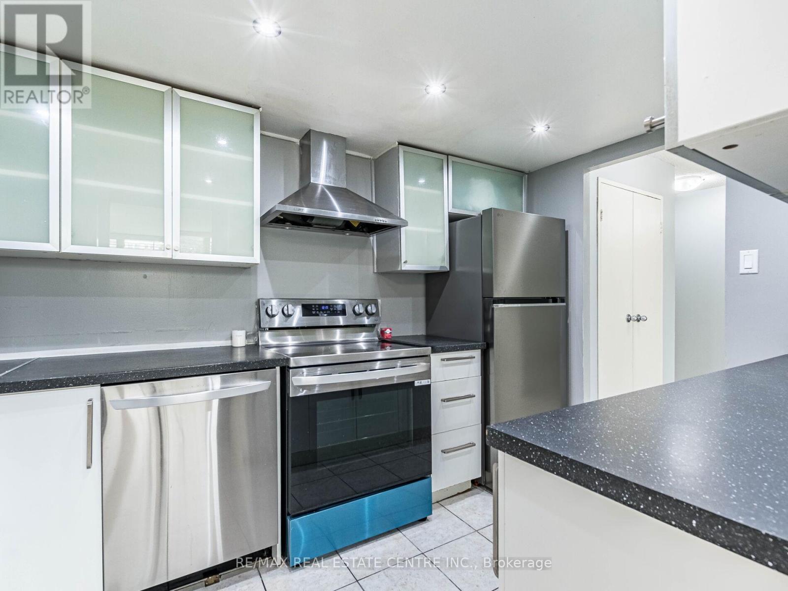 211 - 3695 Kaneff Crescent N, Mississauga (City Centre), Ontario  L5A 4B6 - Photo 24 - W12405029
