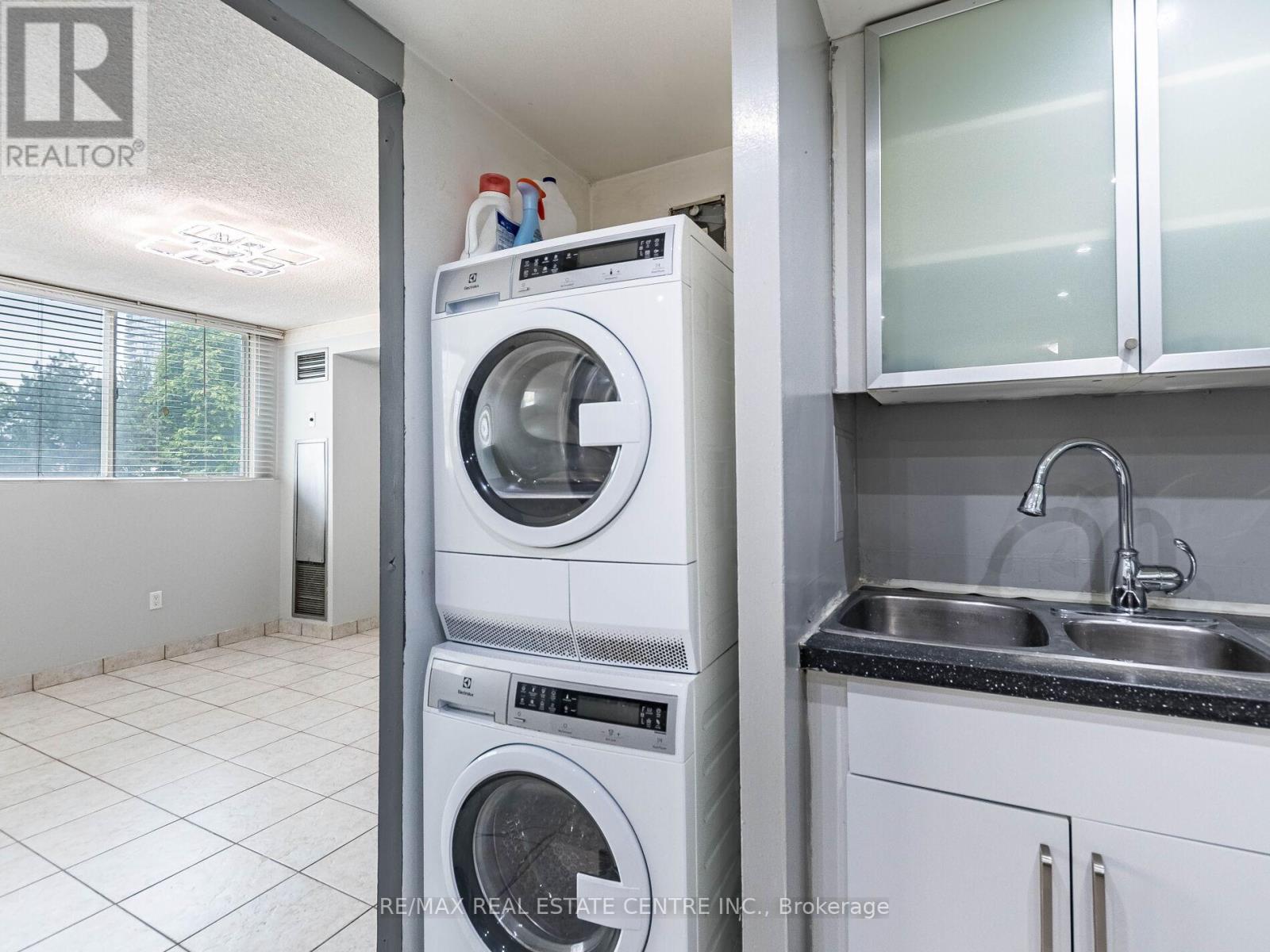 211 - 3695 Kaneff Crescent N, Mississauga (City Centre), Ontario  L5A 4B6 - Photo 25 - W12405029