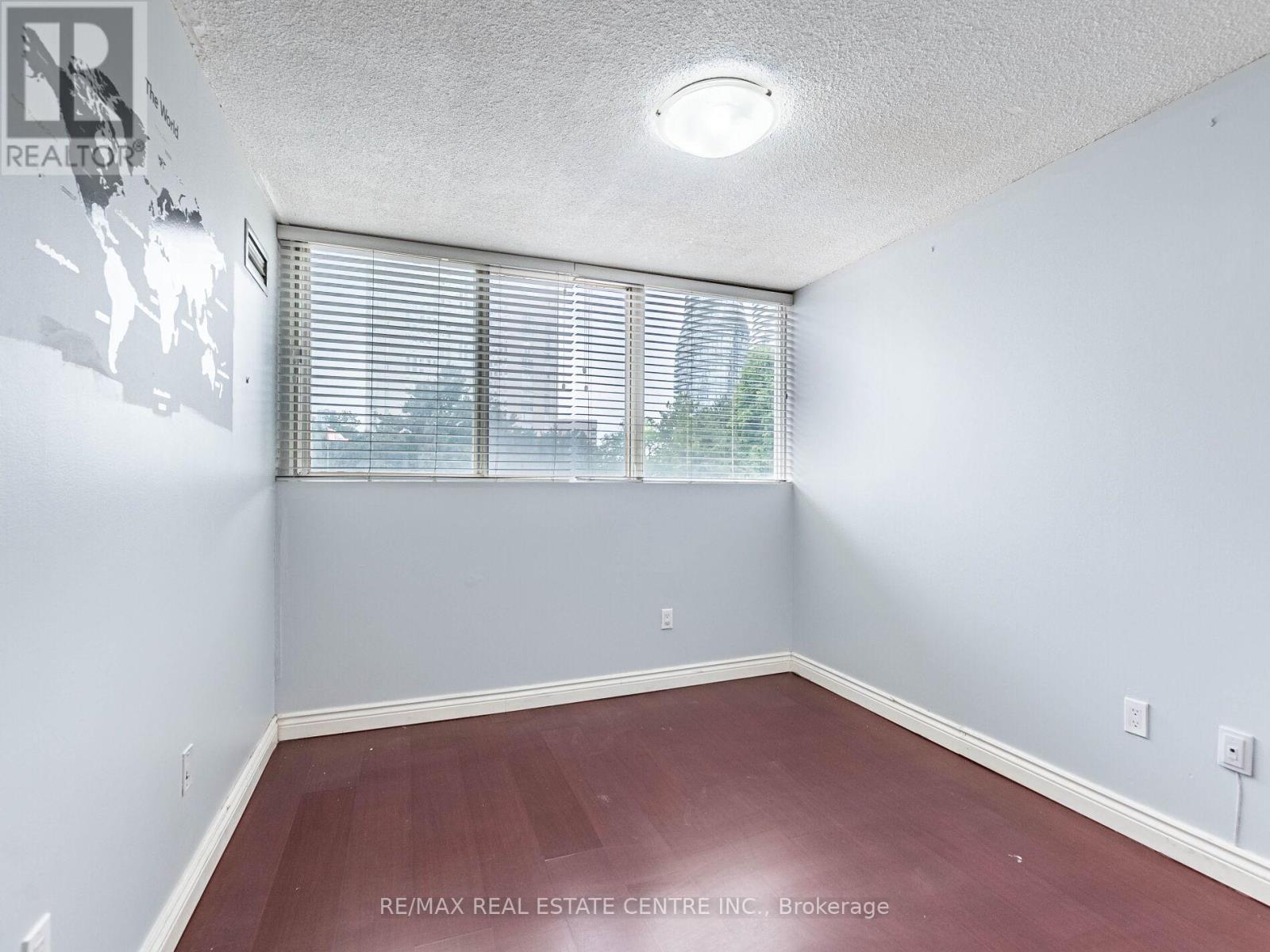 211 - 3695 Kaneff Crescent N, Mississauga (City Centre), Ontario  L5A 4B6 - Photo 33 - W12405029