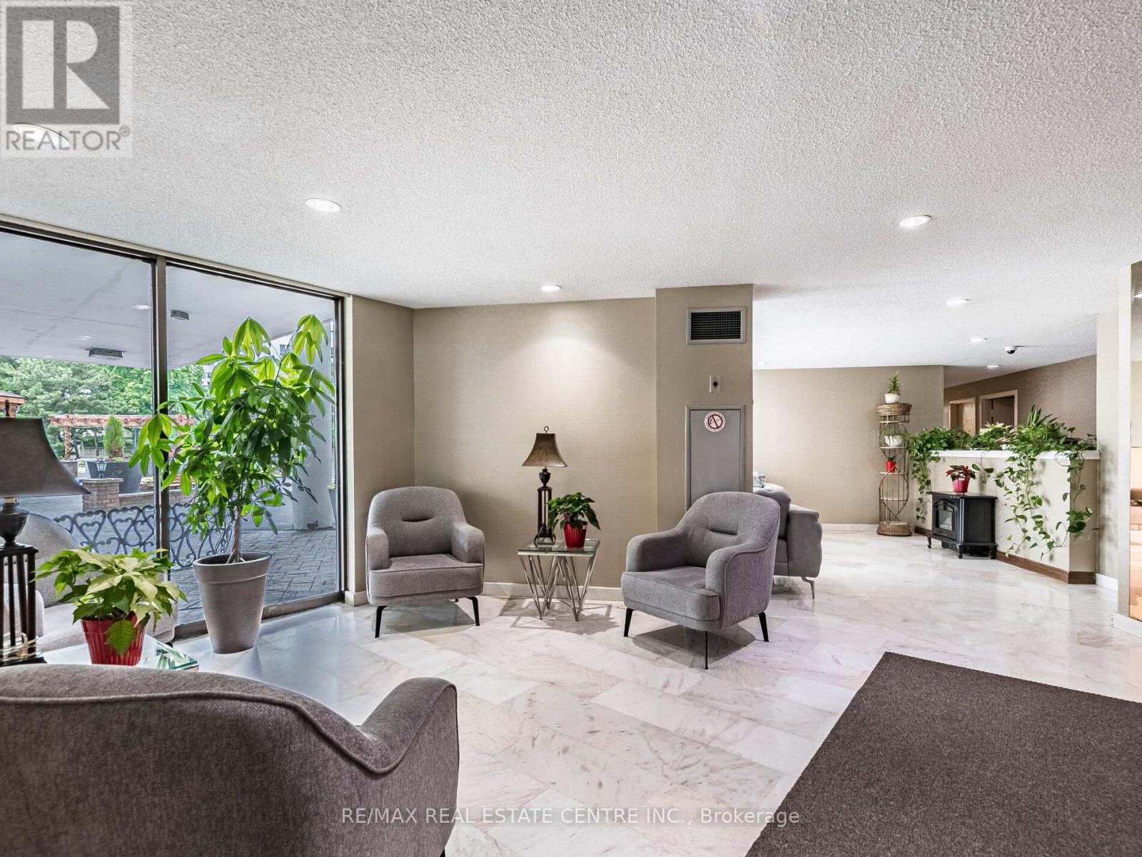 211 - 3695 Kaneff Crescent N, Mississauga (City Centre), Ontario  L5A 4B6 - Photo 6 - W12405029