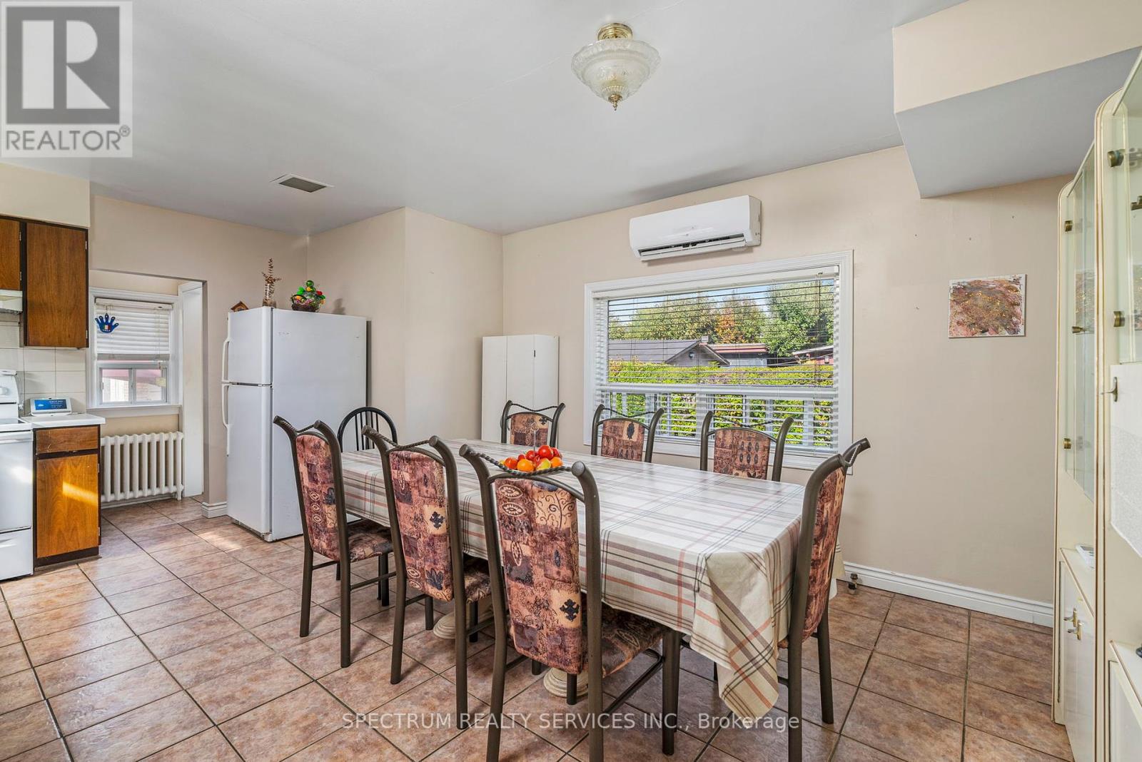 906 Glencairn Avenue, Toronto, Ontario  M6B 2A7 - Photo 12 - W12405046