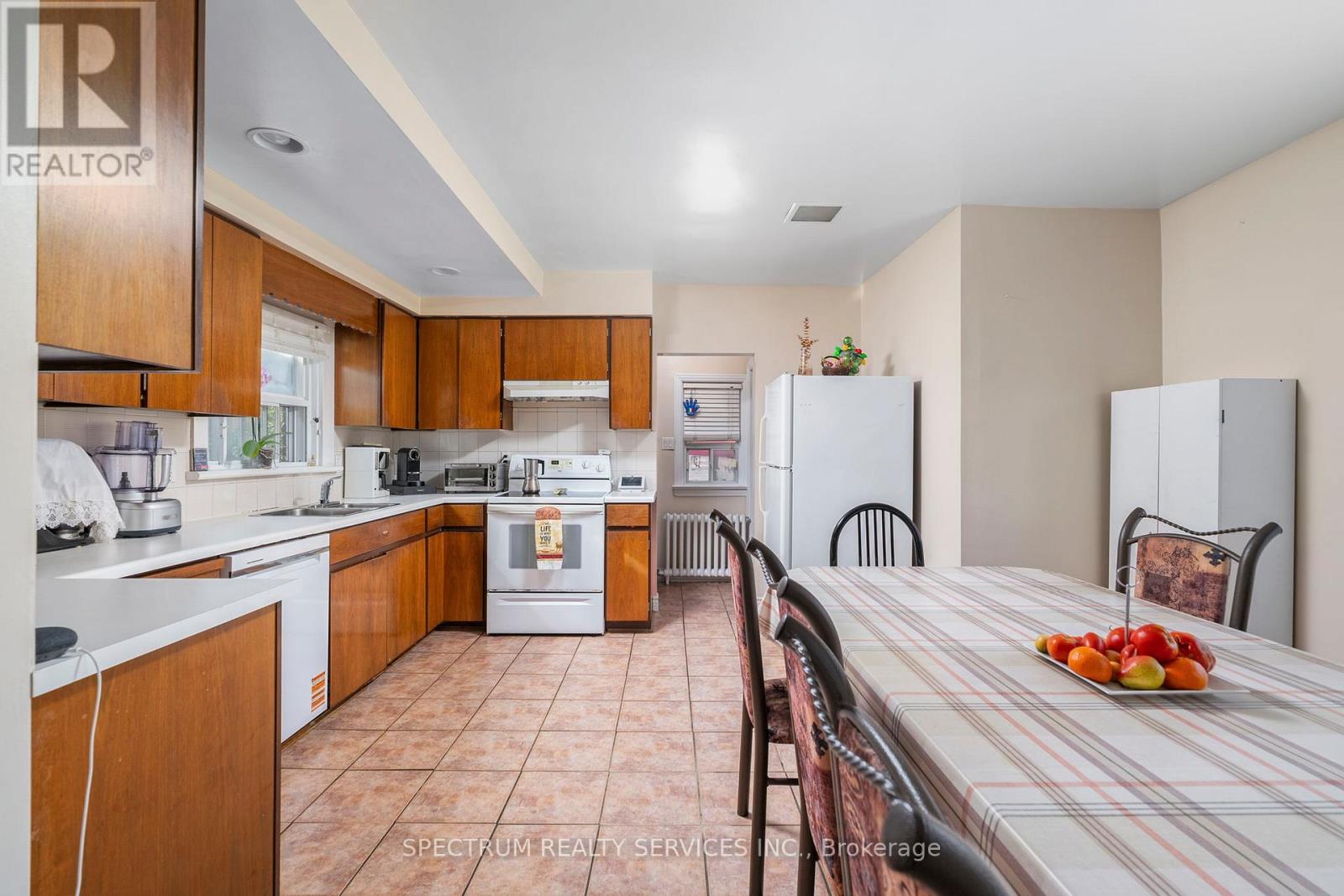 906 Glencairn Avenue, Toronto, Ontario  M6B 2A7 - Photo 15 - W12405046