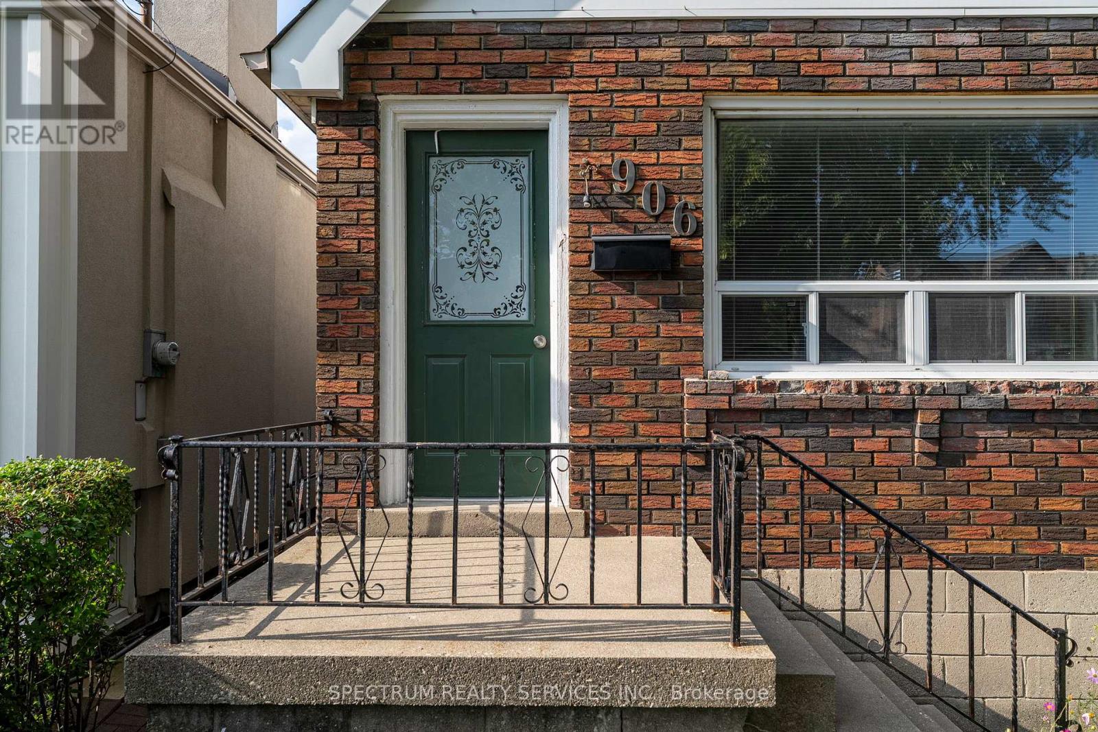 906 Glencairn Avenue, Toronto, Ontario  M6B 2A7 - Photo 7 - W12405046