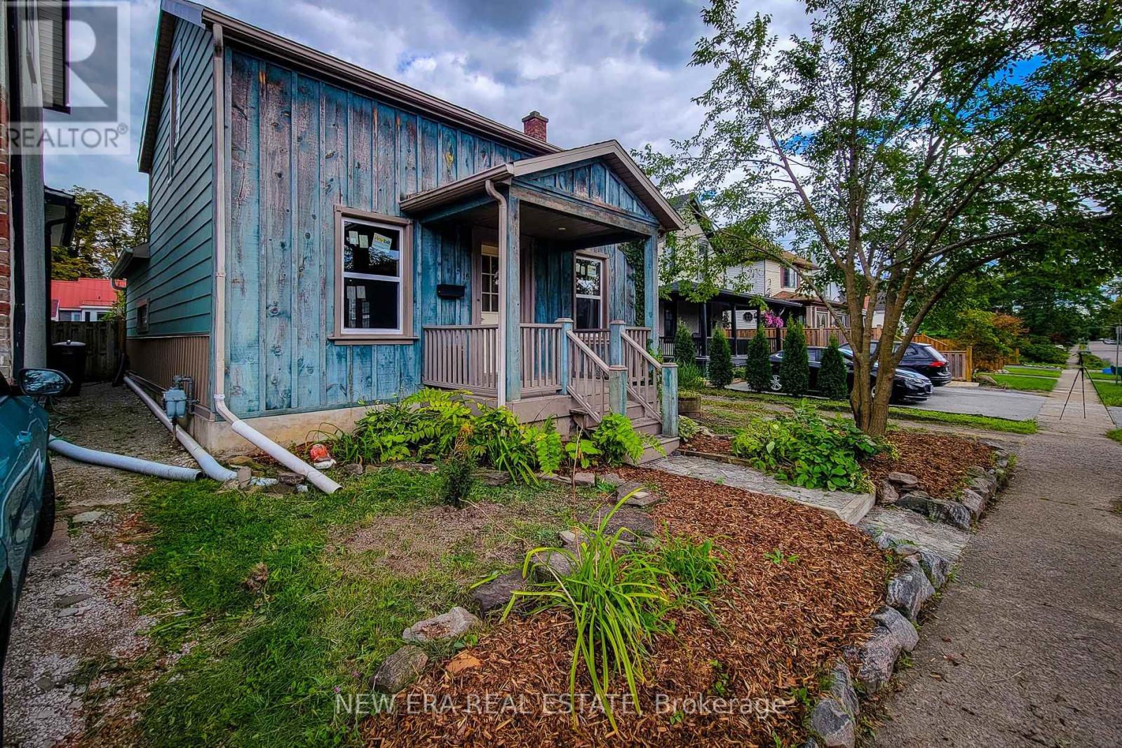 16 Welland Street S, Thorold, Ontario  L2V 2B4 - Photo 11 - X12405062