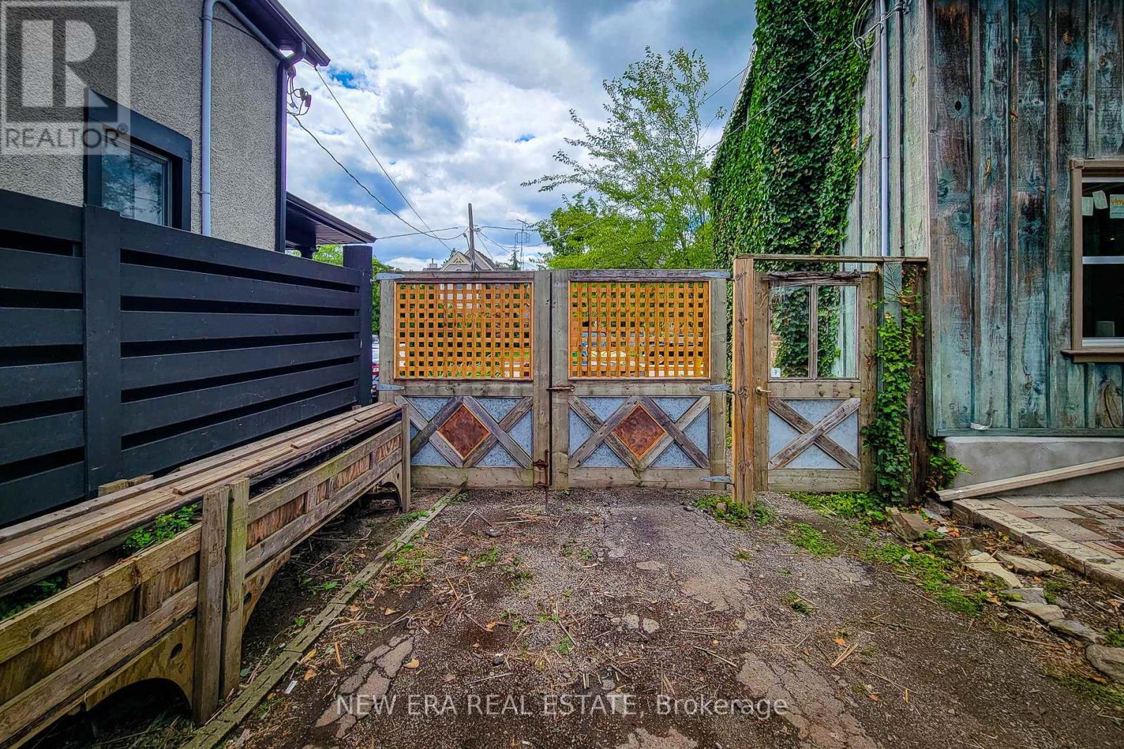 16 Welland Street S, Thorold, Ontario  L2V 2B4 - Photo 12 - X12405062