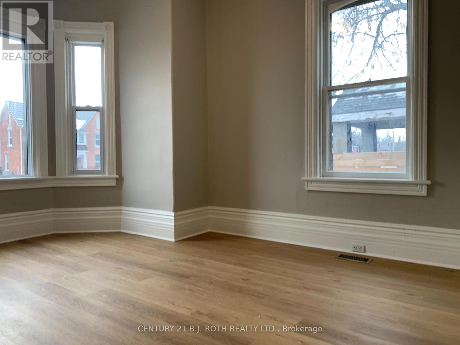 172 Dunlop Street W, Barrie, Ontario  L4N 1B3 - Photo 8 - S12405194