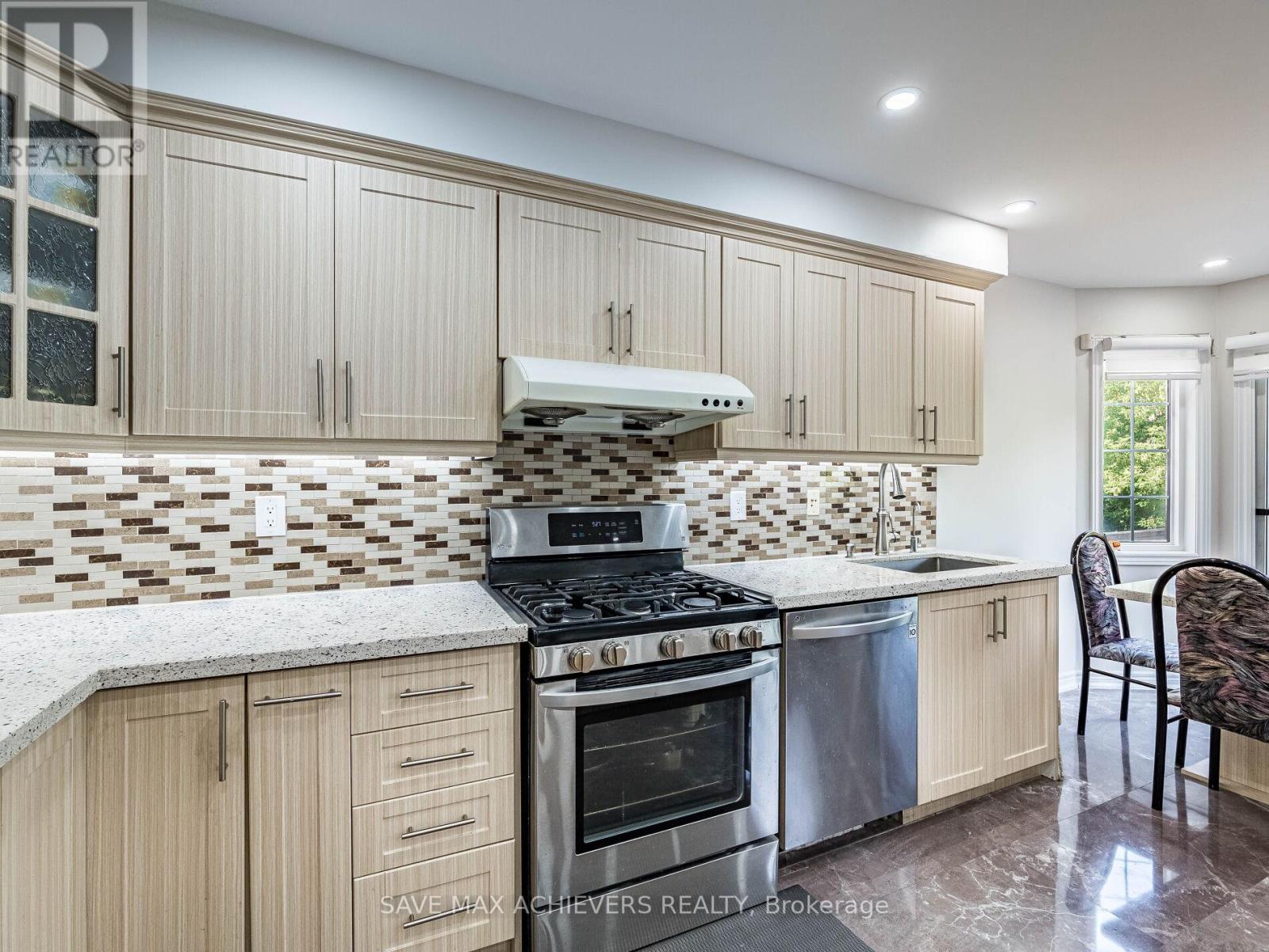 65 Eastview Gate, Brampton, Ontario  L6P 1N5 - Photo 14 - W12405175