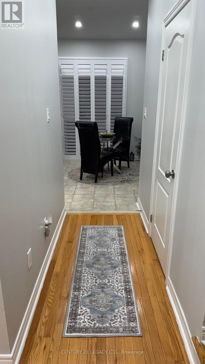 674 Coach Drive Se, Mississauga (Hurontario), Ontario  L5R 0C6 - Photo 15 - W12405183