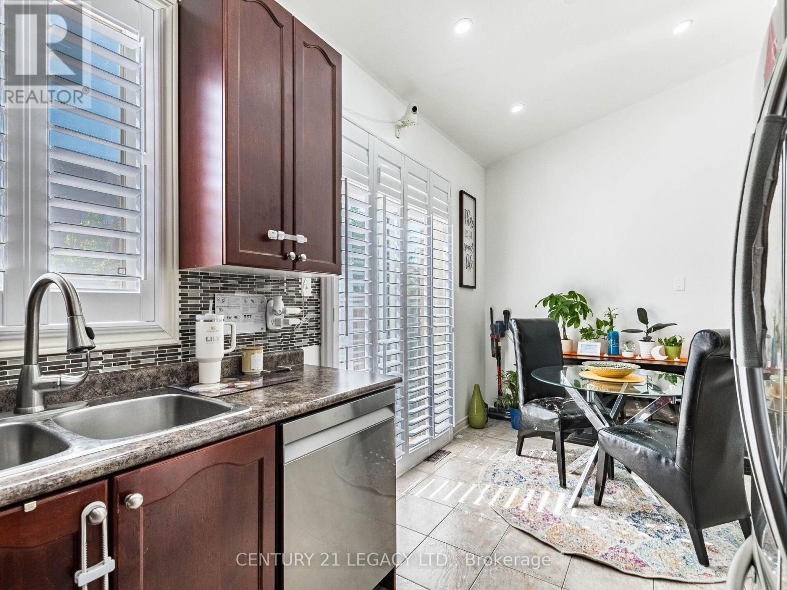 674 Coach Drive Se, Mississauga (Hurontario), Ontario  L5R 0C6 - Photo 19 - W12405183