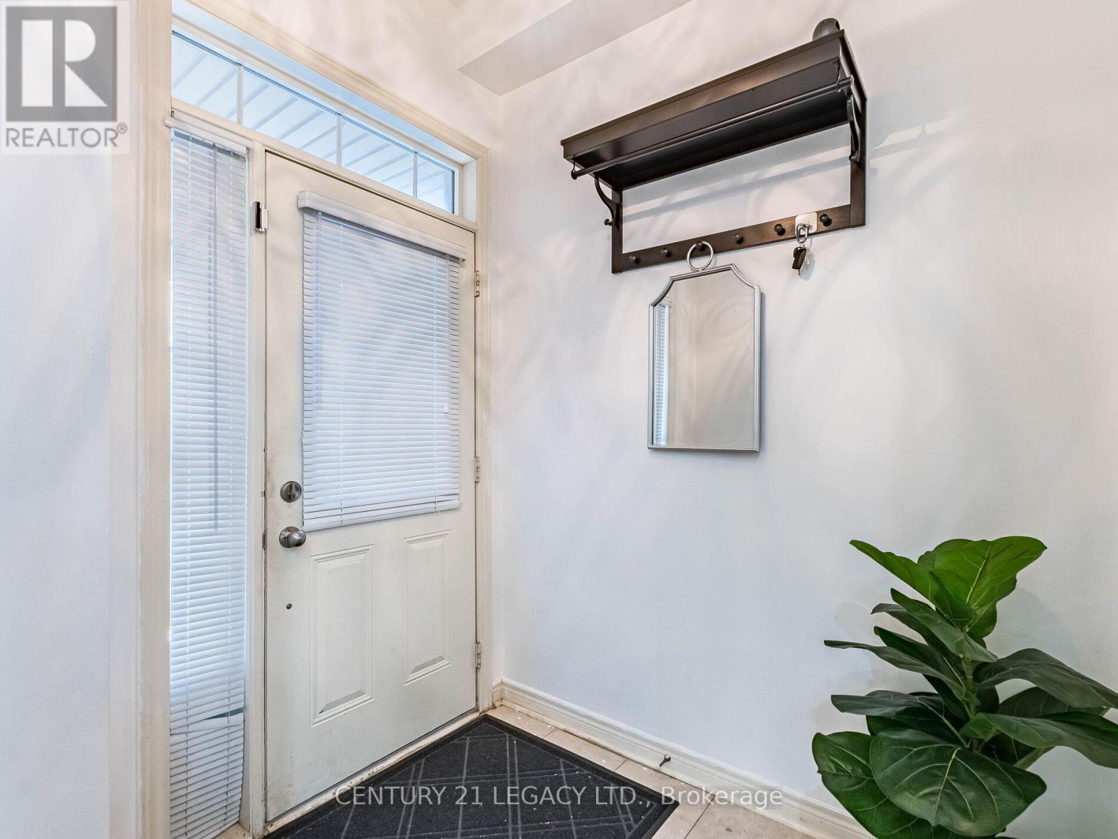 674 Coach Drive Se, Mississauga (Hurontario), Ontario  L5R 0C6 - Photo 5 - W12405183