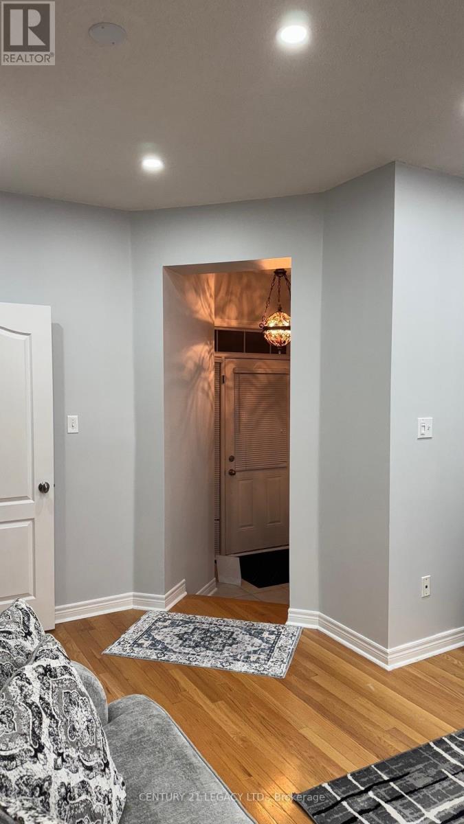 674 Coach Drive Se, Mississauga (Hurontario), Ontario  L5R 0C6 - Photo 7 - W12405183