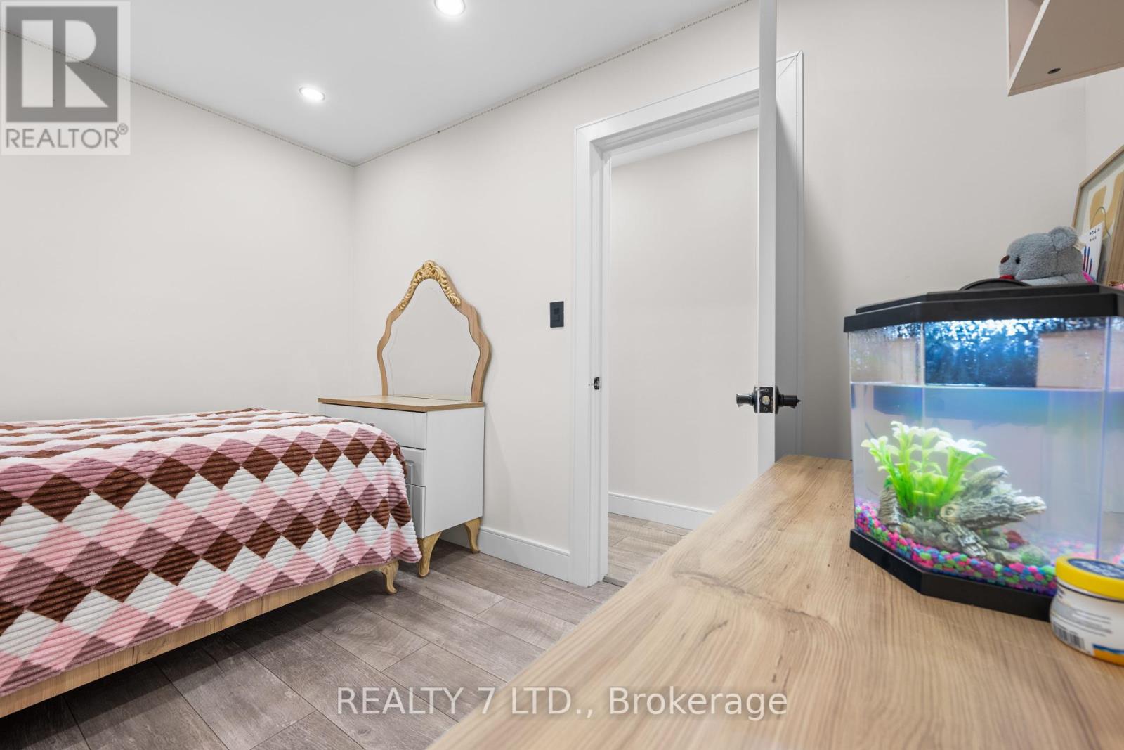 674 Vine Street, St. Catharines, Ontario  L2M 7L8 - Photo 23 - X12405219