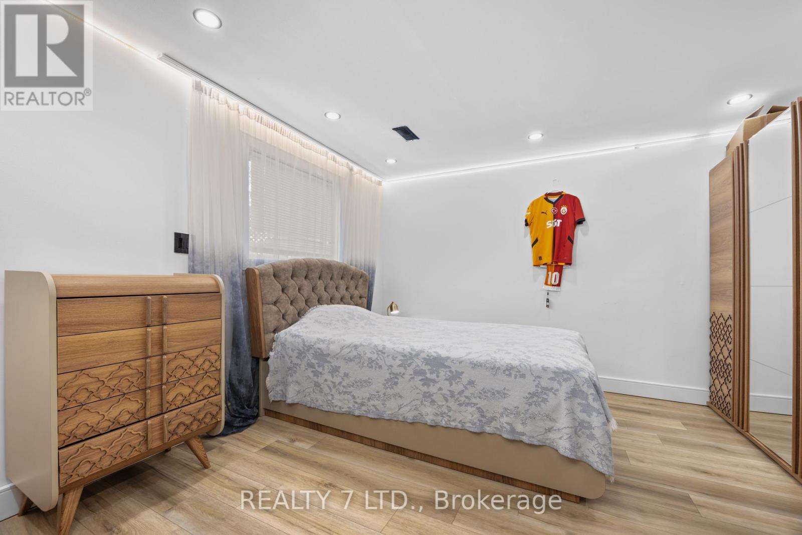 674 Vine Street, St. Catharines, Ontario  L2M 7L8 - Photo 30 - X12405219
