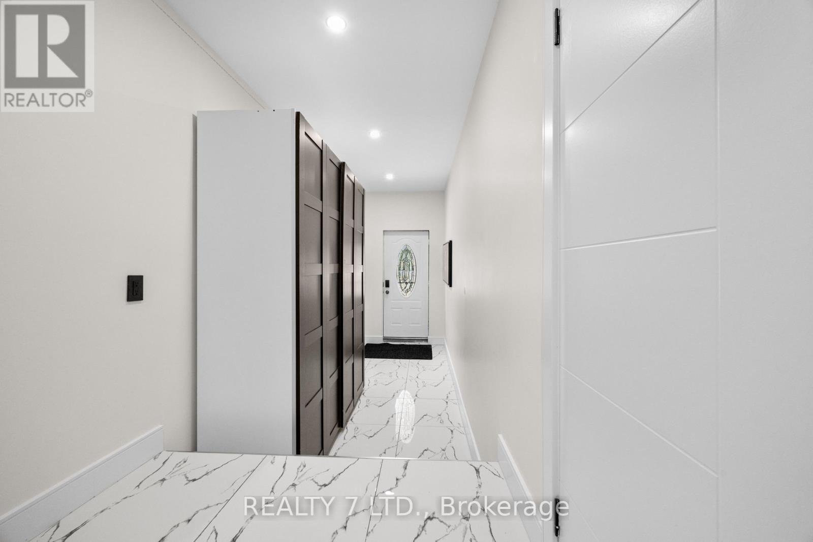 674 Vine Street, St. Catharines, Ontario  L2M 7L8 - Photo 4 - X12405219