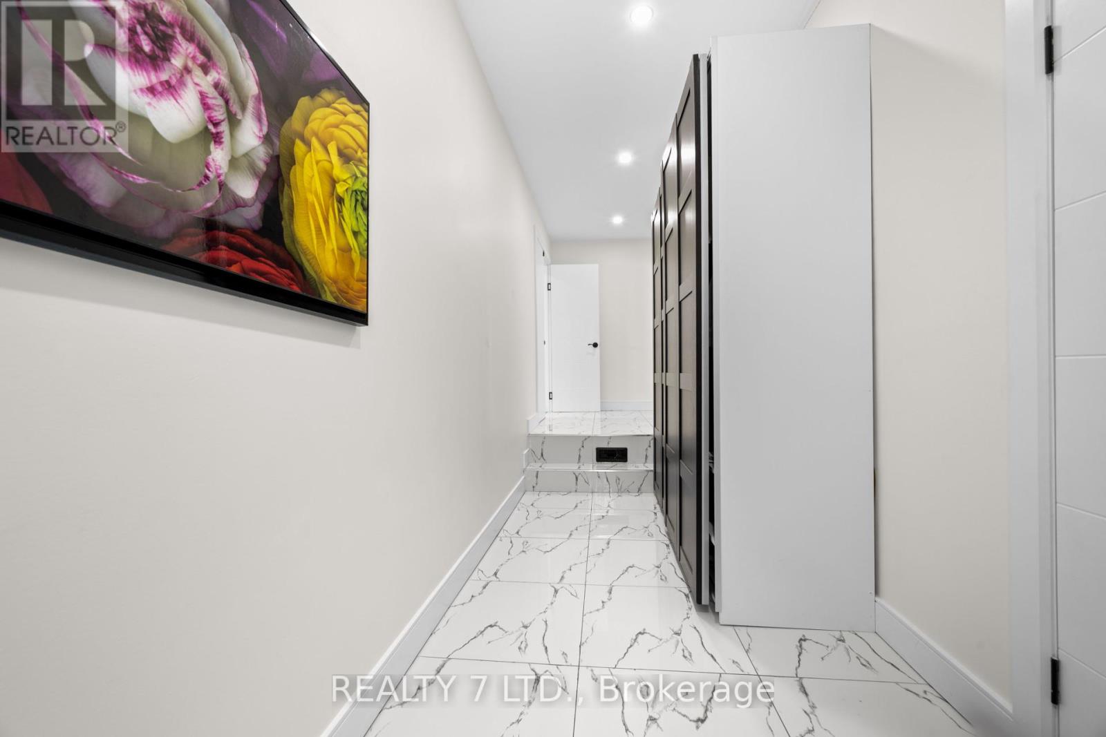 674 Vine Street, St. Catharines, Ontario  L2M 7L8 - Photo 5 - X12405219