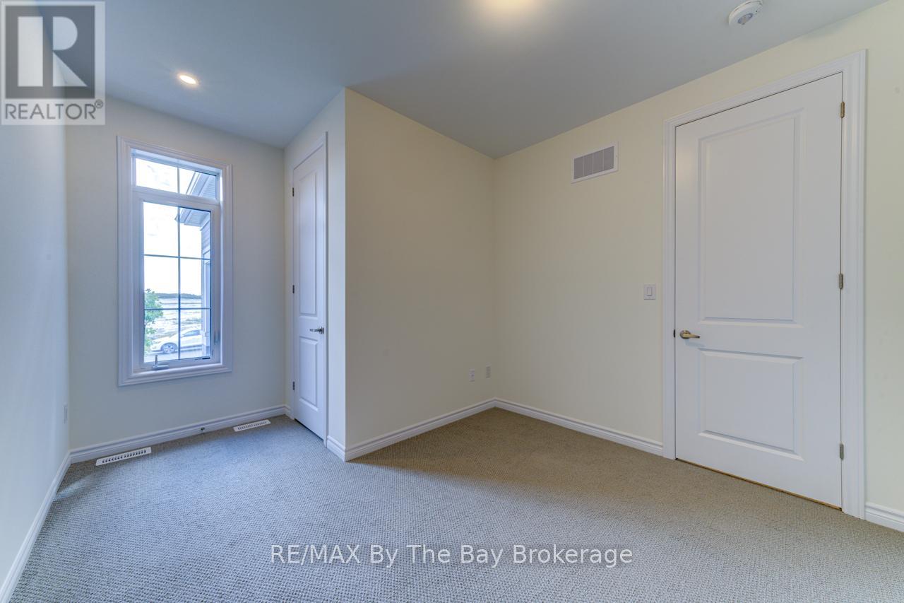 15 Sun Valley Avenue, Wasaga Beach, Ontario  L9Z 0N6 - Photo 5 - S12405272
